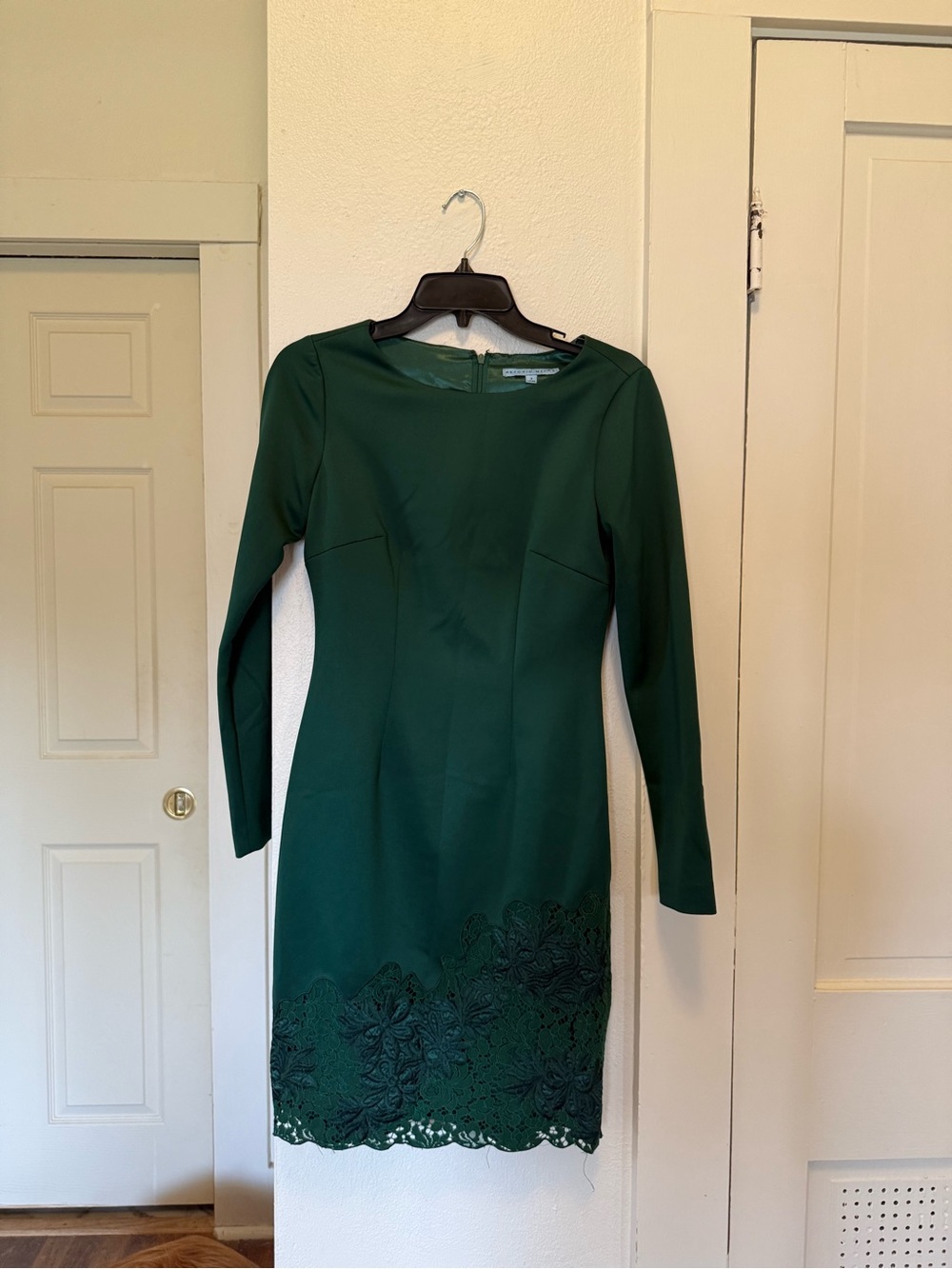 ANTONIO MELANI Emerald Green Long Sleeve Sheath Dress with Lace Hem